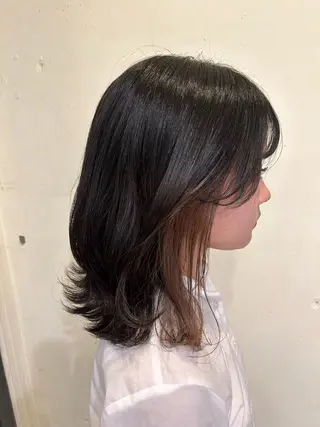 ミディアム 高津 千慧のヘアスタイル