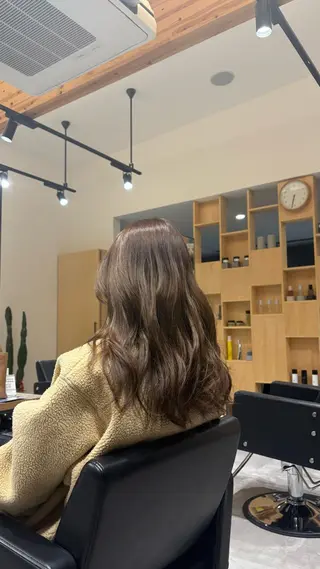 セミロング カラー 滑川 吏音のヘアスタイル