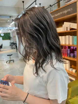 ミディアム 白いハイライト🤍 タナカリョウスケのヘアスタイル