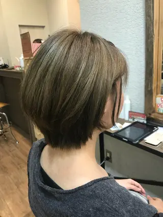ショート カラー 新井 友菜のヘアスタイル