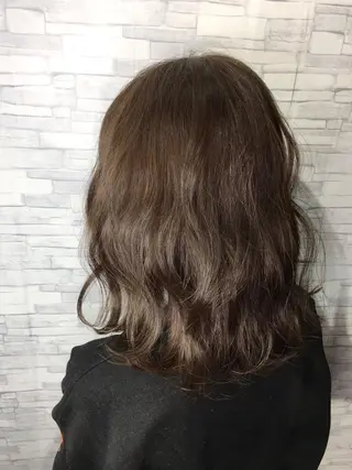 ミディアム 足立 磨咲のヘアスタイル