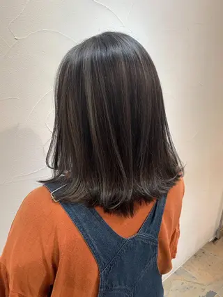 ミディアム カラー 乳井 悠香のヘアスタイル