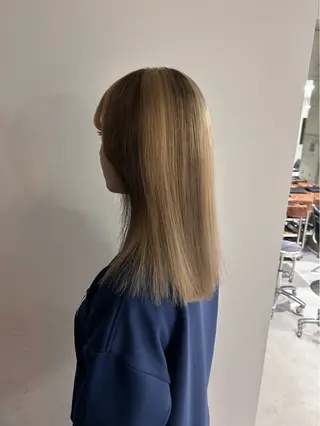 セミロング 閼伽井 誇和のヘアスタイル