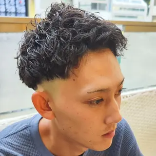 ショート パーマ メンズ FourCornersCutShop3/cent栄フェード刈り上げメンズ専門所属・フェード/パーマ☀ 安部佑希のヘアスタイル