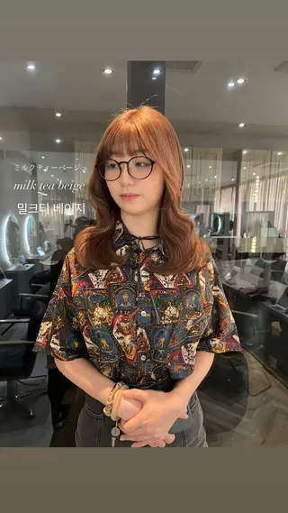 セミロング カラー 韓国🇰🇷レイヤー 映える顔周り🩷のヘアスタイル