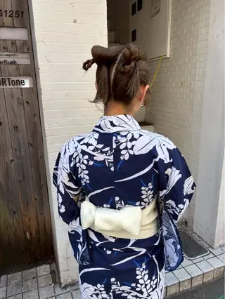 セミロング ヘアアレンジ Yuna/ブリーチ ベージュ ヘアセットのヘアスタイル
