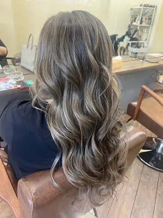 ロング カラー 鶴見 和美のヘアスタイル