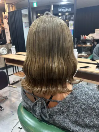 ミディアム カラー mizuki THREE（A）のヘアスタイル
