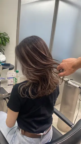 セミロング カラー ハイライト、レイヤー カット/西梅田/中西のヘアスタイル