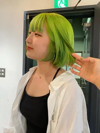 ショート カラー 梅田ハイトーン チダ ヒナノのヘアスタイル