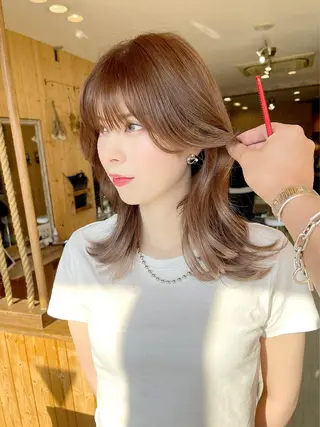 ミディアム 韓国レイヤー外国人風 透明感カラー髪質改善のヘアスタイル