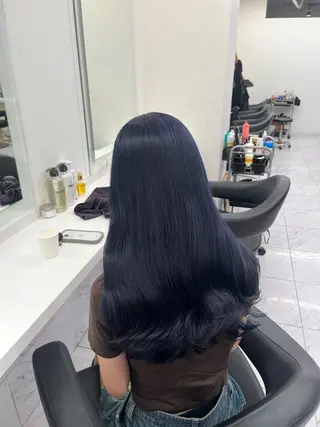 セミロング 寒色＆ブリーチ特化 寒色MiOのヘアスタイル