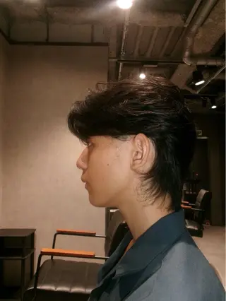 ショート メンズ 毛流れ特化愁斗 センターパートパーマのヘアスタイル