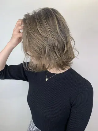 ミディアム ＿WHITE鳳店 アンダーバーホワイトのヘアスタイル