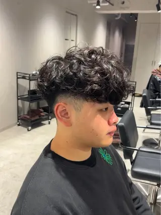 ショート カラー パーマ メンズ 【シャドウパーマ センターパート】義心のヘアスタイル