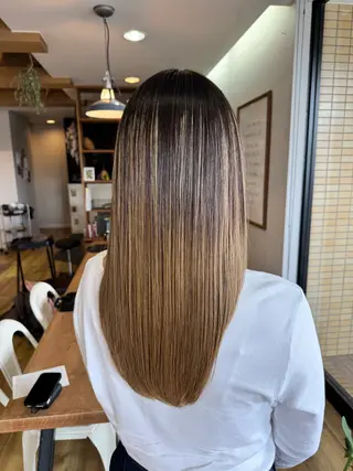 ロング カラー ツキダテ ユイのヘアスタイル