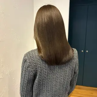 ミディアム カラー mina / 透明感ベージュカラーのヘアスタイル