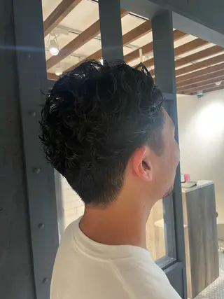 ショート パーマ メンズ 井上 飛鳥のヘアスタイル