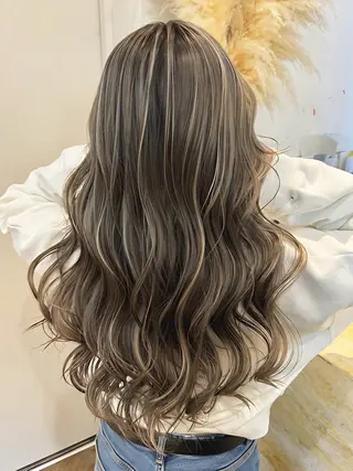 ロング Dimo＆表参道所属・派手にならないハイラ イト/白髪ぼかしのヘアスタイル
