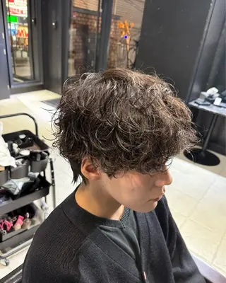 ミディアム パーマ メンズ 難波/メンズウルフ・ フェザーパーマ鶴田文のヘアスタイル
