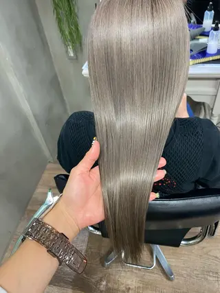 ロング 梅田ハイトーン チダ ヒナノのヘアスタイル