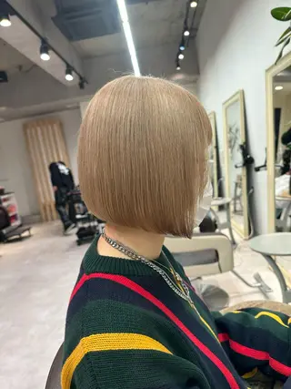 ショート レイヤー/顔まわり カット/地毛風カラーのヘアスタイル