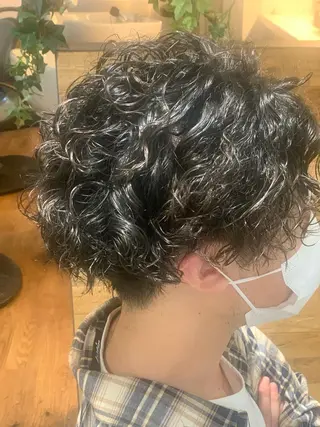 パーマ メンズ ハイライト✨髪質改善 TAKAさんです😊のヘアスタイル