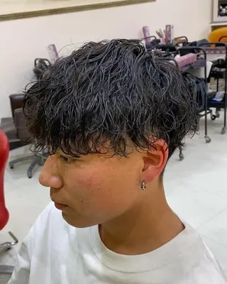 パーマ メンズ 三ノ宮フェザーパーマ 蕃本 啓利のヘアスタイル