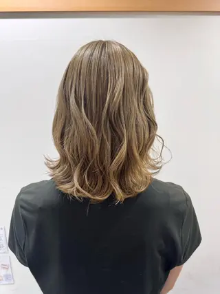 セミロング カラー ブリーチカラー🦖 岡部木乃夏のヘアスタイル