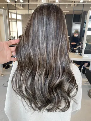 セミロング カラー パーマ ヘアアレンジ ネイル マツエク・マツパ アイブロウ 井上 一平のヘアスタイル