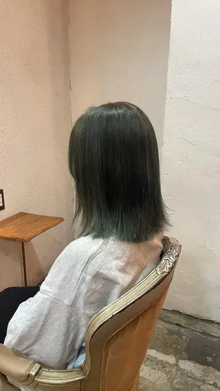 カラー 岡田 神奈のヘアスタイル