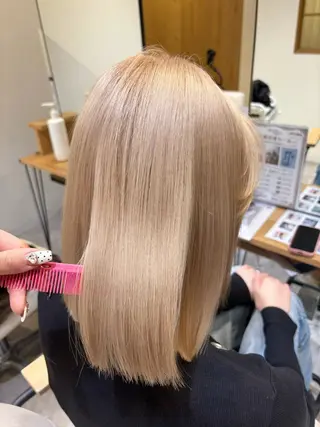 ロング カラー 肌に馴染むハイトーン /ミルクティーカラーのヘアスタイル