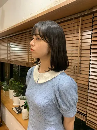 ミディアム 岡田 知佳のヘアスタイル