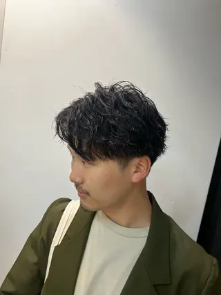 パーマ メンズ ダブルカラー寒色系 ボリューム改善ハヤトのヘアスタイル