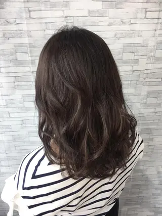 ミディアム 足立 磨咲のヘアスタイル