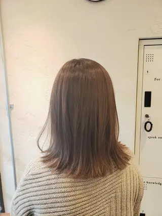 ミディアム カラー 薄葉 美菜子のヘアスタイル