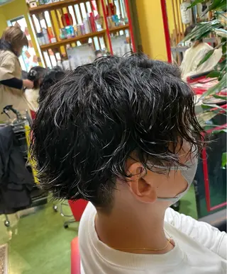 ショート パーマ メンズ デザインカラー🏝️ 須賀汐音のヘアスタイル