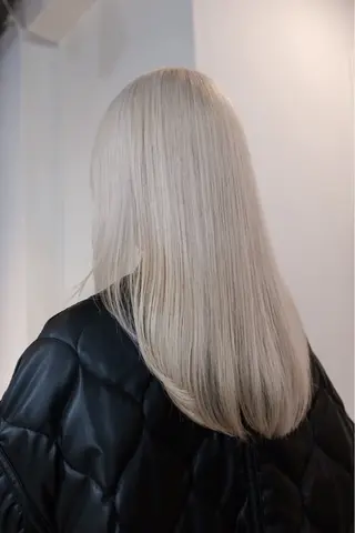 セミロング カラー ハイトーン特化サロン 代表　中谷蓮のヘアスタイル