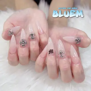 ネイル BLUEM なな🐶のネイルデザイン