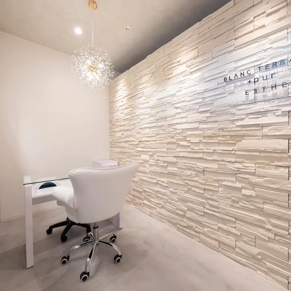 pur nail &eyelush   luxuryの内観・外観2