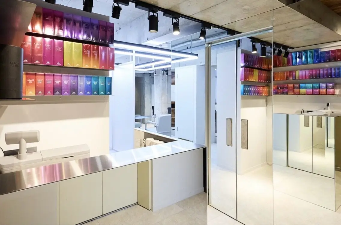 youres hair 髪質改善トリートメント&ヘッドスパ 新宿west店の内観・外観1