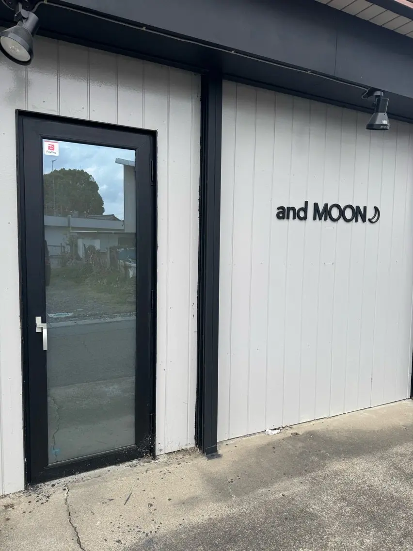 and MOONの内観・外観1