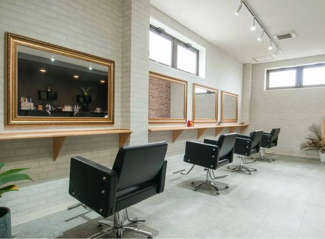hair studio Peaceの内観・外観2