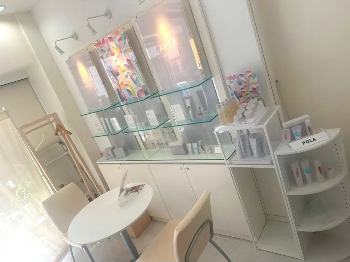POLA THE BEAUTY生駒駅前店の内観・外観1