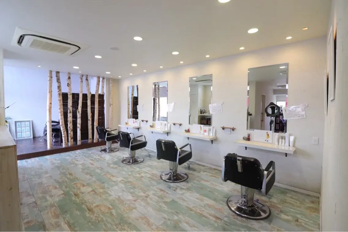 Full House HAIR DESIGNの内観・外観1