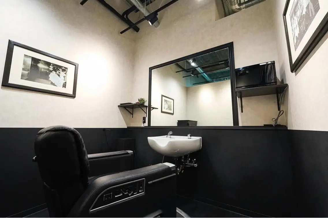 LAVIE NEW STANDARD BARBER 千葉中央店の内観・外観1
