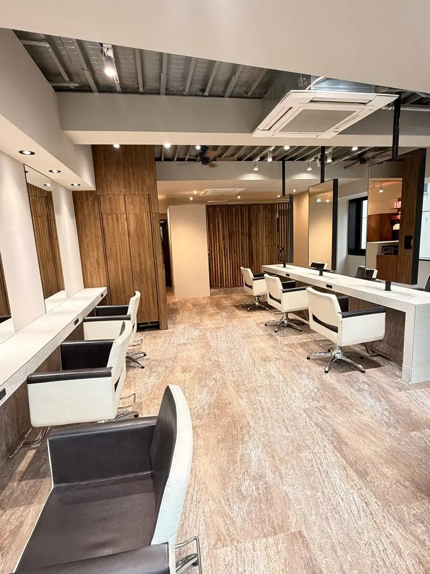 youres hair 髪質改善トリートメント&ヘッドスパ 新宿EASTの内観・外観1