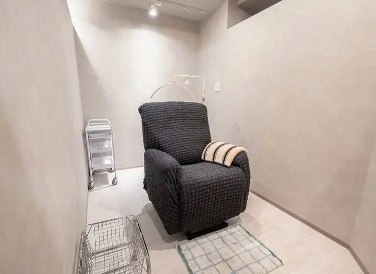 LunaBrow西梅田店の内観・外観2