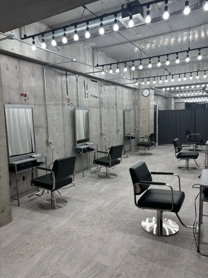 REI men's salonの内観・外観1