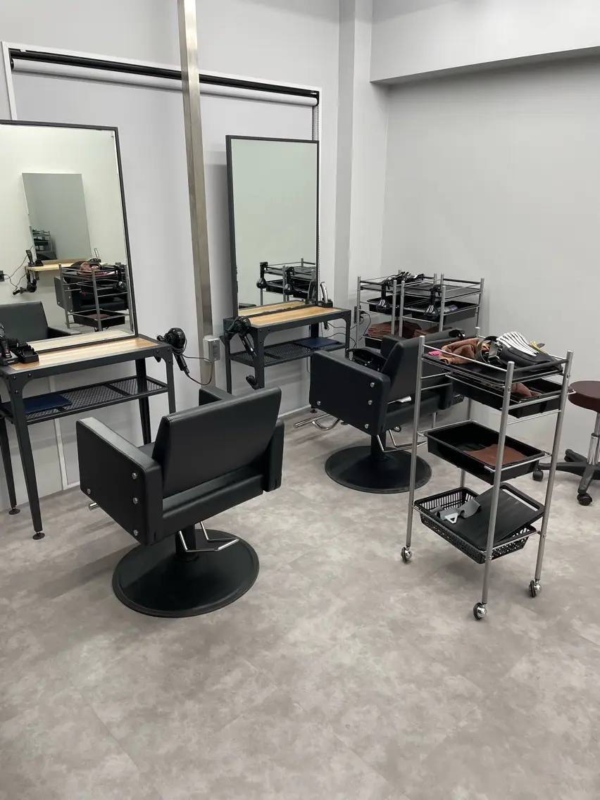 Men's hair salon　FIRSTの内観・外観2